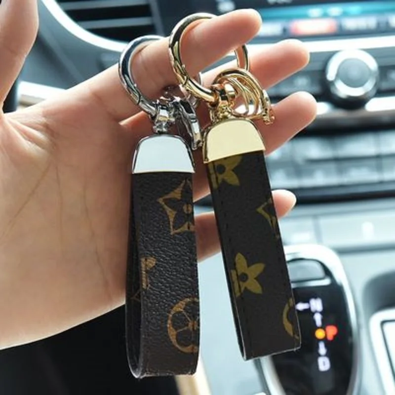 

New luxury leather keychain 360 degree rotating horseshoe buckle car keychain high-end male and female keychain bag pendant