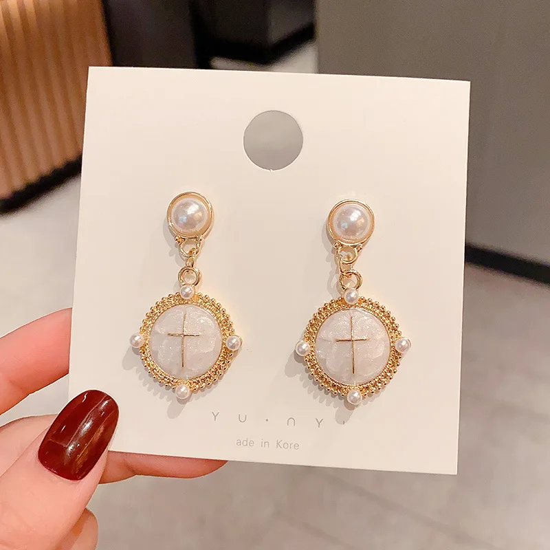 

Korean version of the new fashion pearl cross round S925 silver needle earrings female temperament versatile earrings