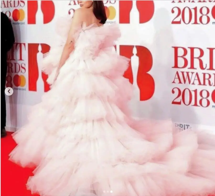 Модные Розовые многоуровневые платья с оборками и высоким низким вырезом для