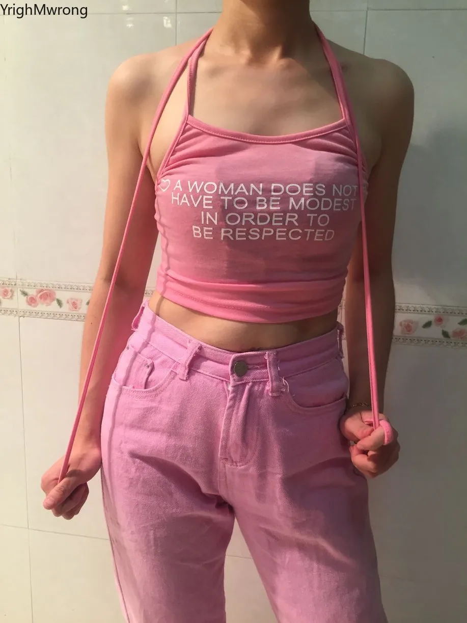 Женский облегающий топ на бретельках розовый укороченный с буквенным принтом