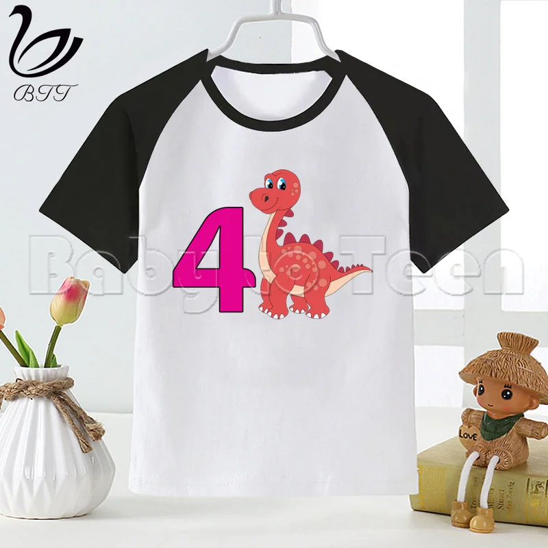 

Детская летняя футболка с принтом динозавров и цифр реглан