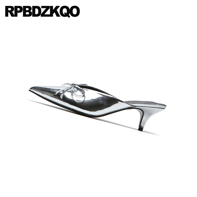 Женские туфли лодочки с металлическим бантом и острым носком мюли серебристые