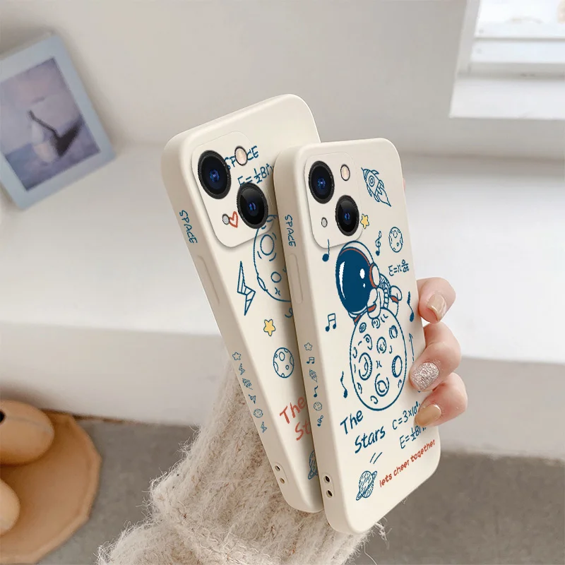 

Standing Astronaut Case For iPhone 13 12 Pro Max Mini 11 Pro Max X XR XS MAX SE2020 8 7 Plus 6 6S Plus Ultra Thin Phone Cover