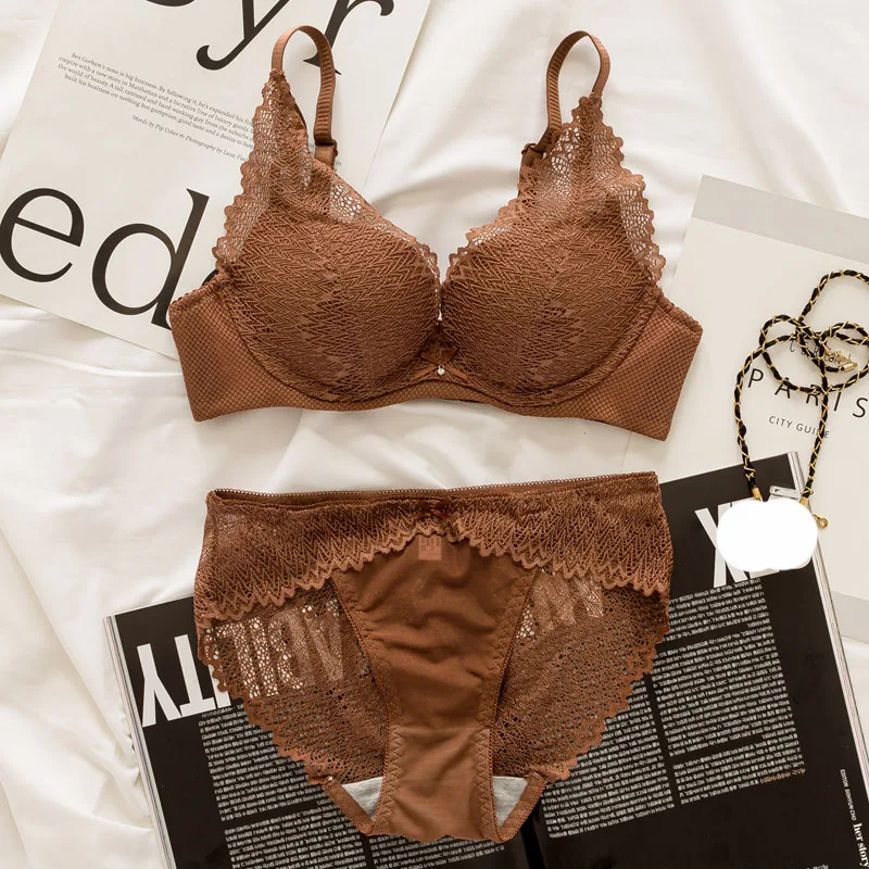 Комплект прозрачного кружевного нижнего белья из бюстгальтера и
