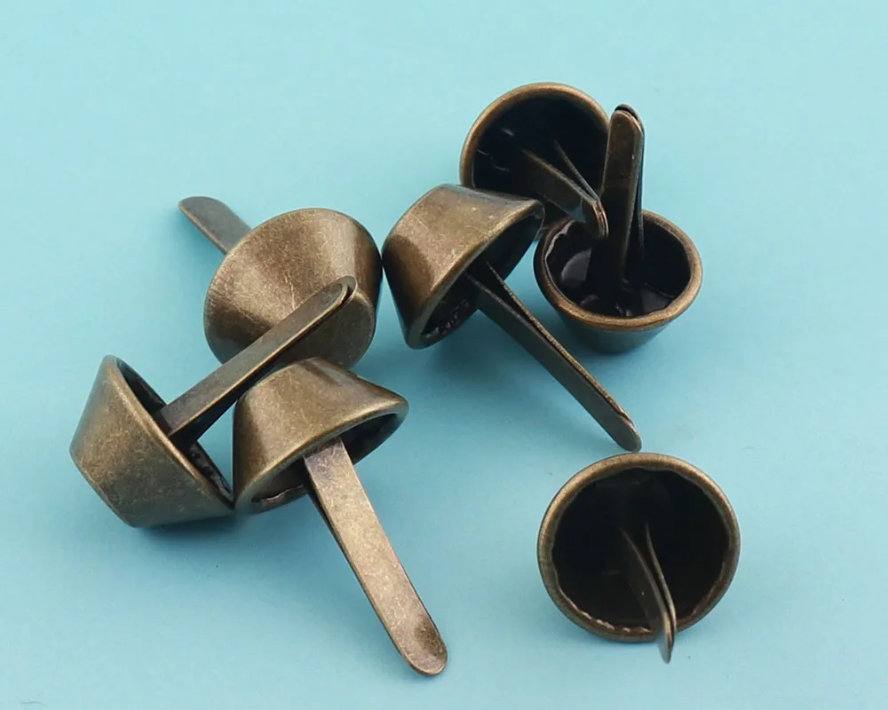 Гвоздики для гравировки на памятник. Гвоздики из пластиковых бутылок. Ковка цветов из металла. Гвоздики из металла. Гвоздики из металла.