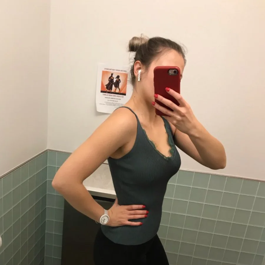 Женский топ на бретелях с v образным вырезом белый бретельках без рукавов