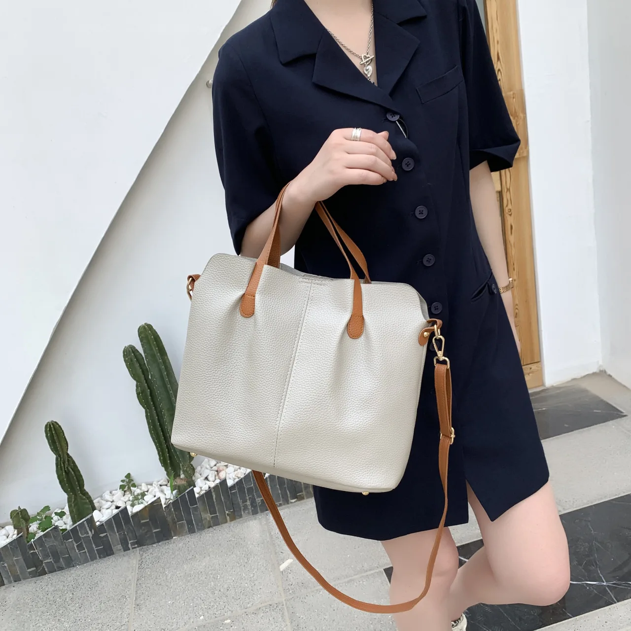 

New 2021 Splicing Trend Fashion One Shoulder High Capacity Portable Messenger Bag Casual Women Bag Lipstick Bag Purses