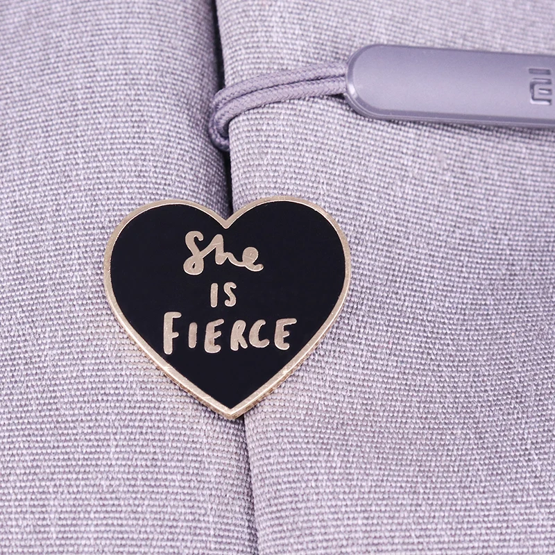 She is Fierce черная эмалированная брошь в форме сердца | Украшения и аксессуары