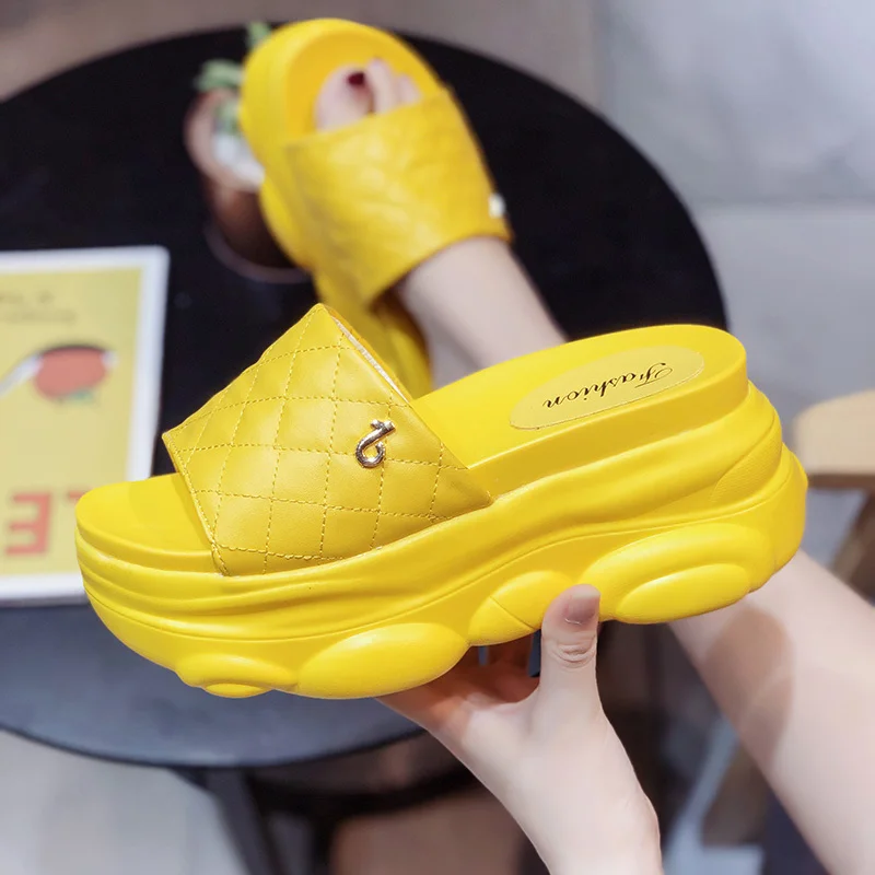 

Сланцы женские на платформе, пляжные Нескользящие шлепанцы с металлическим украшением, танкетка, лето 2020