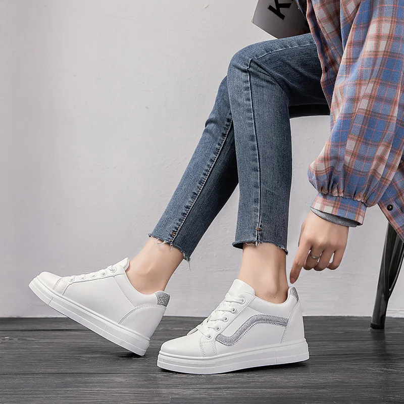 Женские кроссовки на скрытой подошве белые высоком каблуке 6 см новинка