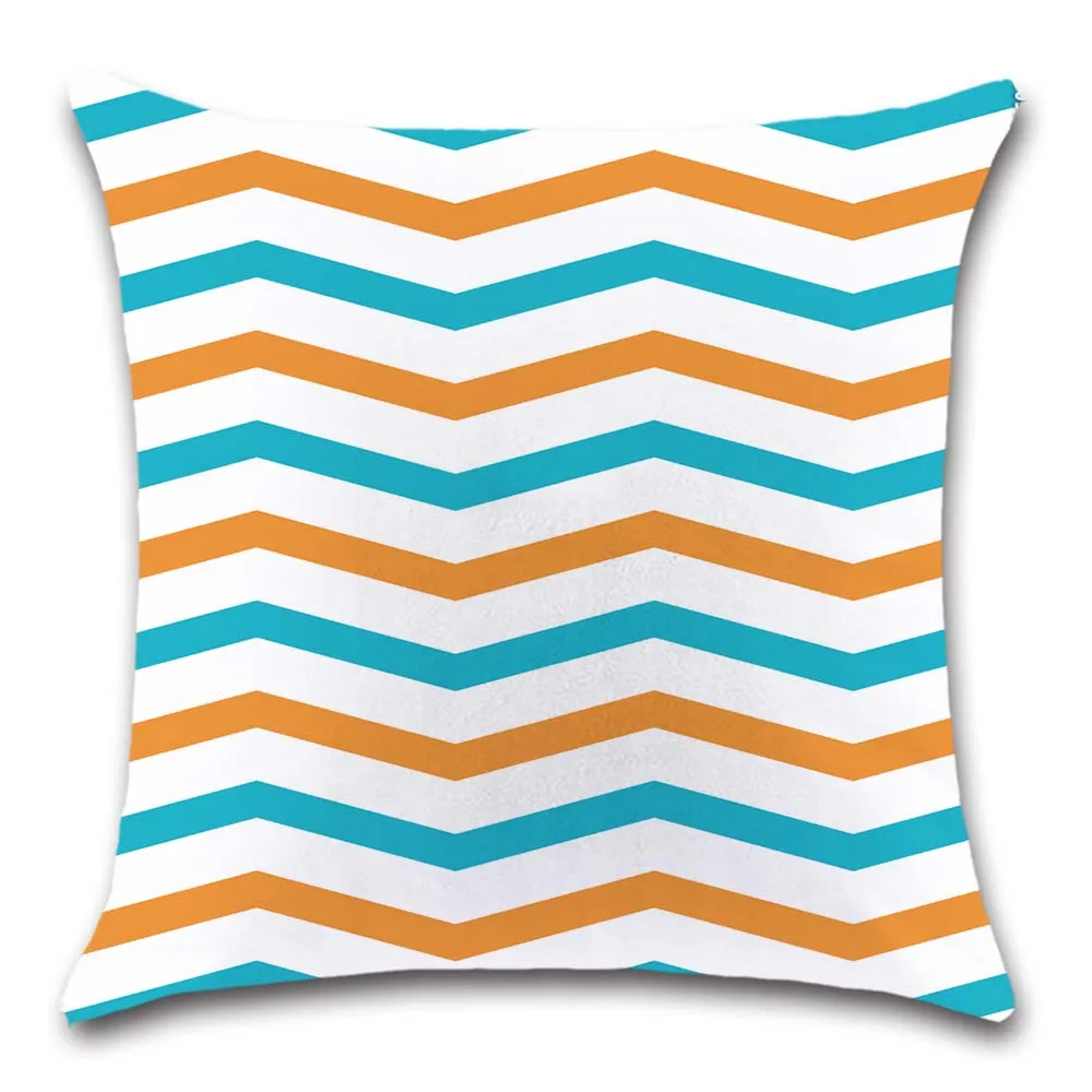 Наволочка с разноцветным рисунком в красно-синюю полоску белыми волнами