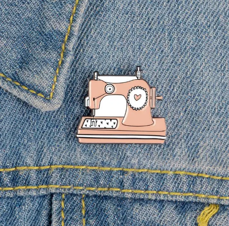New Commemorative Edition Sewing Machine Brooch Fashion Personality Pink Girl Missing Edition Sewing Machine Gift Badge Denim Cl