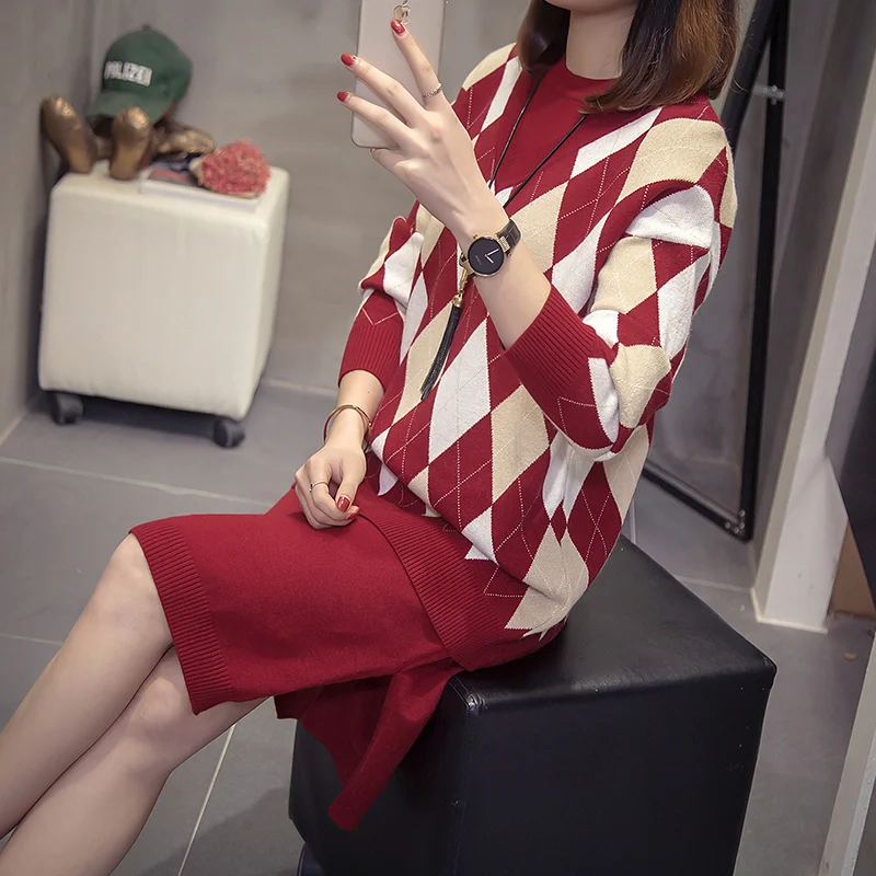 Женский костюм из 2 предметов свободный свитер со стразами и платье без рукавов