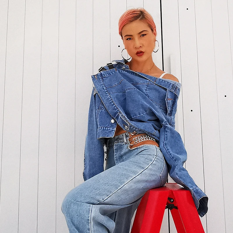 Женская джинсовая куртка TWOTWINSTYLE асимметричная с длинным рукавом разрезом 2020 |