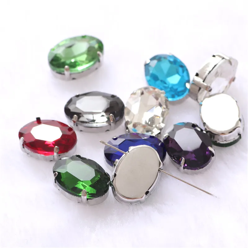 Стеклянные стразы овальной формы с кристаллами пришивные серебряным креплением