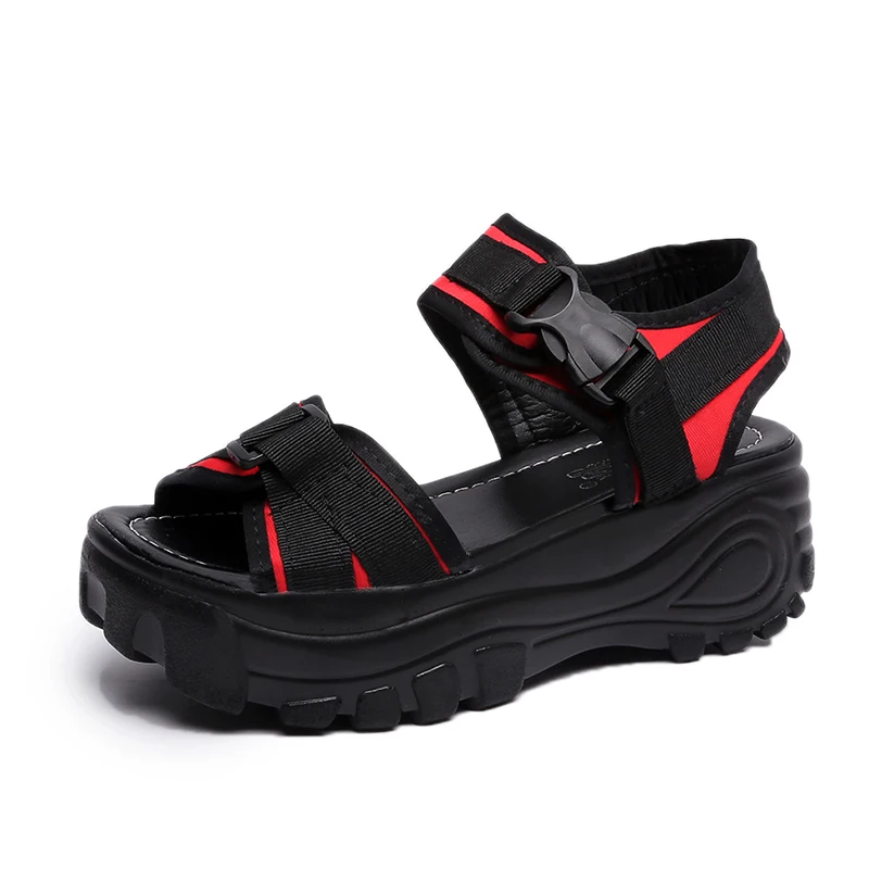 Пикантные женские спортивные сандалии с открытым носком на танкетке вырезами