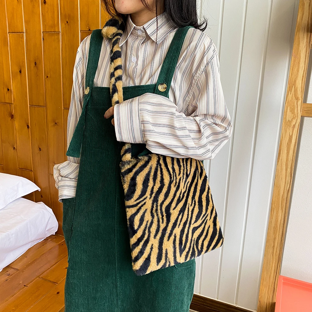 

Fashion Animal Pattern Shoulder Handbag Autumn Women Girl Bags Large Capacity Messenger Bag Casual Plush Totes Trunk Bag