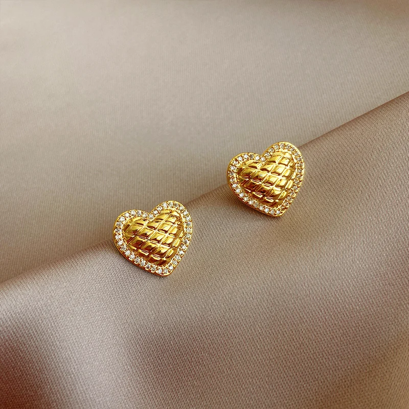 

Sterling Silver Needle Retro Love Earrings Female Heart-shaped Niche Design Simple Stud Earrings Piercing 2021 New Cute Jewelry