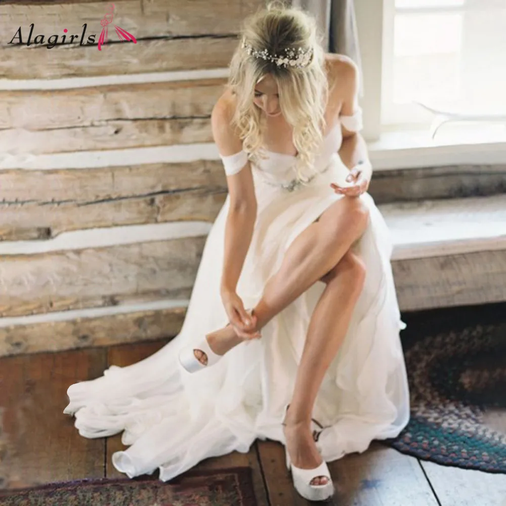 Короткое платье в богемном стиле на одно плечо свадебное с кристаллами бисером