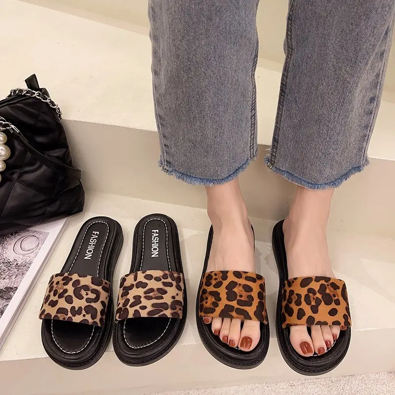 

Summer New Women Slippers Thick-heeled Transparent Soft-face Ladies Slippers Colorful Rivets Women Slippers