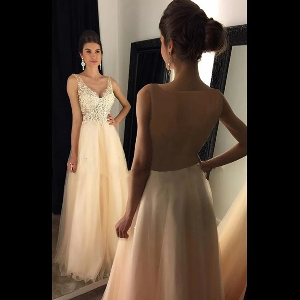 Женское длинное платье с блестками золотистое без рукавов V-образным вырезом для