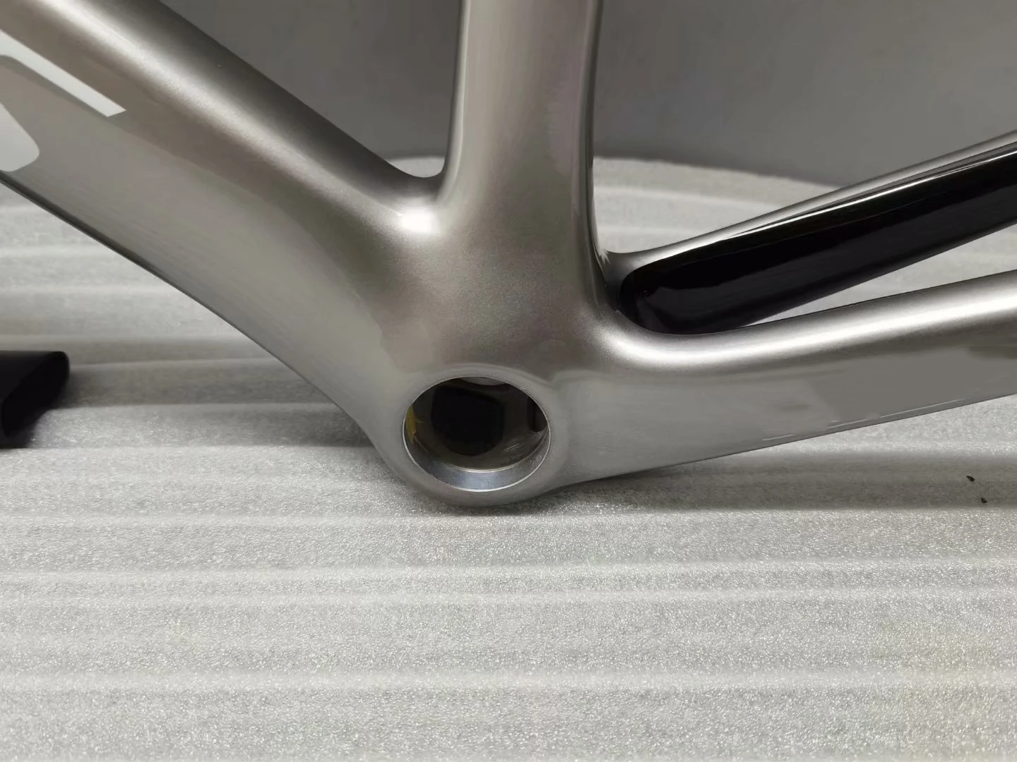 

Silver New Listing 1: 1 mold Venge carbon road frame in Quickstep color rim brake or disc brake version road bike carbon frame