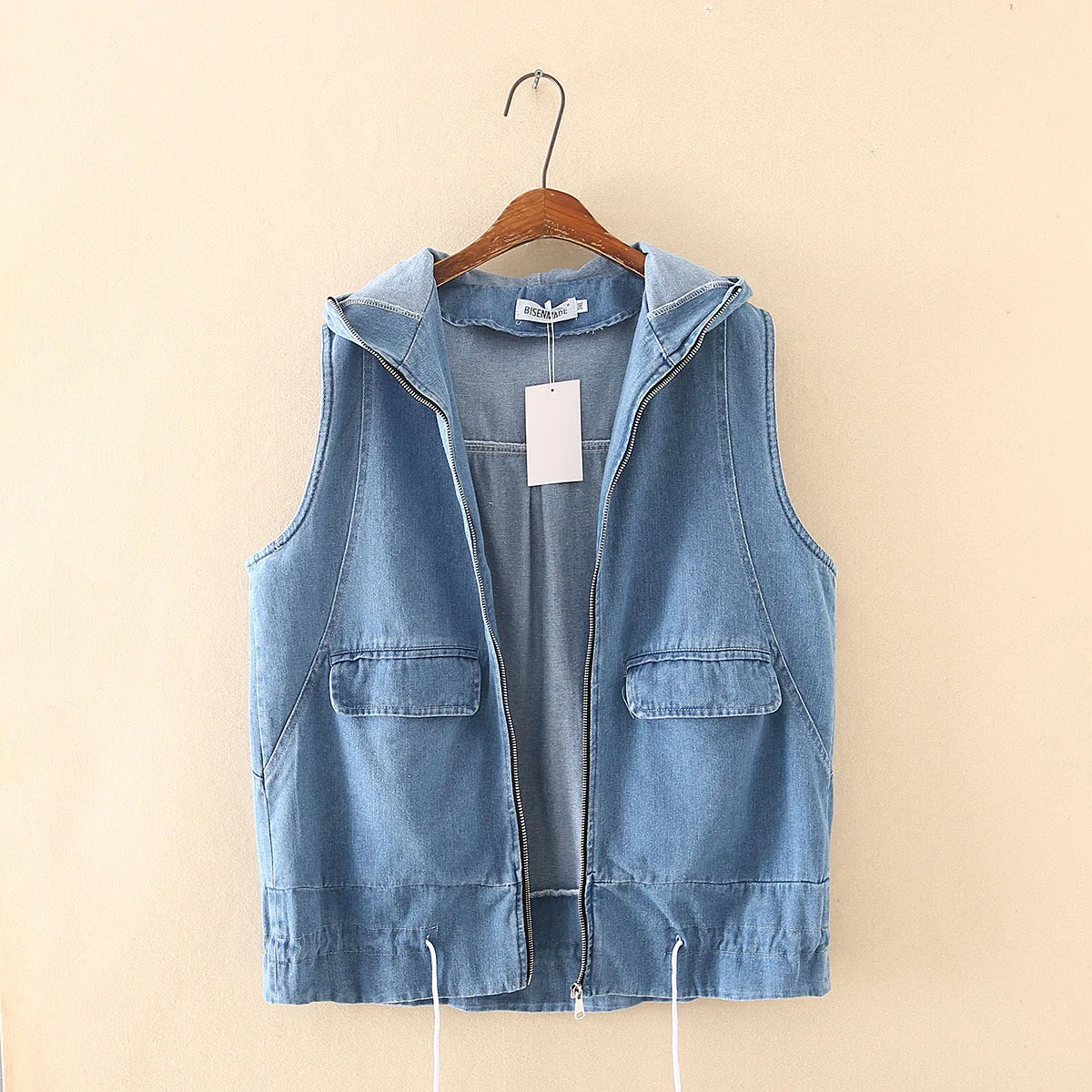 Женский джинсовый жилет с отворотом весенний однотонный облегающий капюшоном