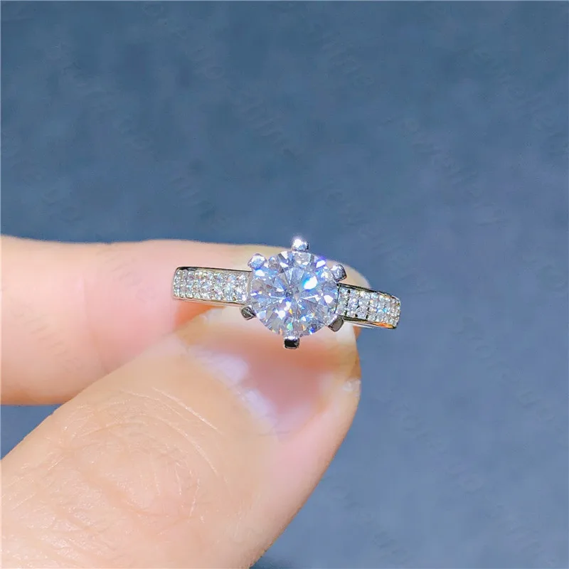 

New 925 silver inlaid Moissan diamond ring, fine inlaid, D color, super shiny
