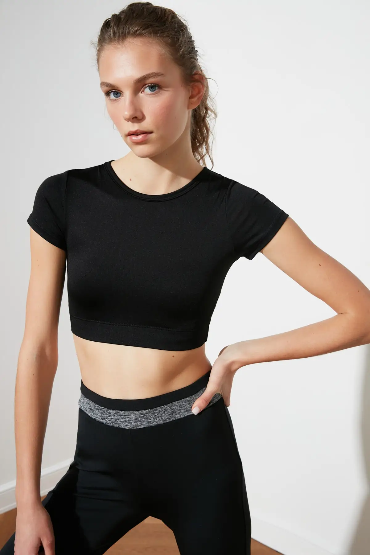 

Trendyol Crop Fitness Blouse TWOAW21BZ0158