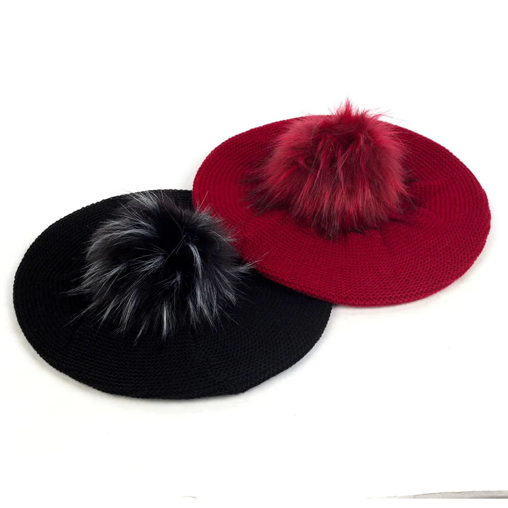 Женский вязаный берет с помпоном из искусственного меха однотонный