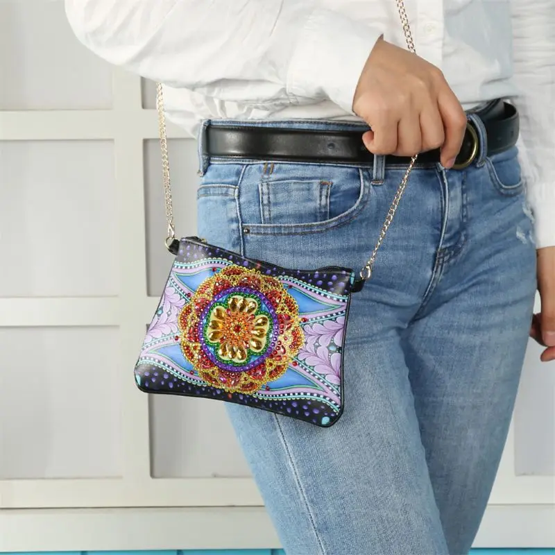 Женский кошелек с кристаллами и вышивкой в виде стежков на День святого