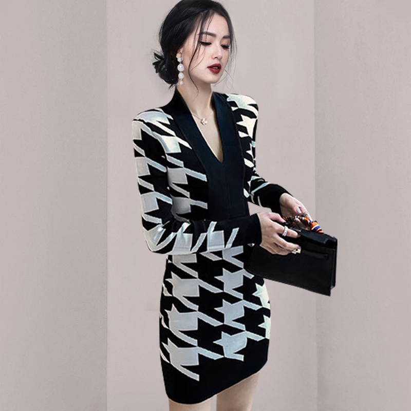 Платье-футляр трикотажное с длинным рукавом и V-образным вырезом Осень-зима 2021 |