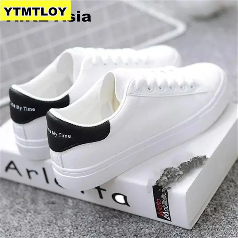 Женские кроссовки из ПУ кожи белые однотонные на шнуровке повседневные для весны