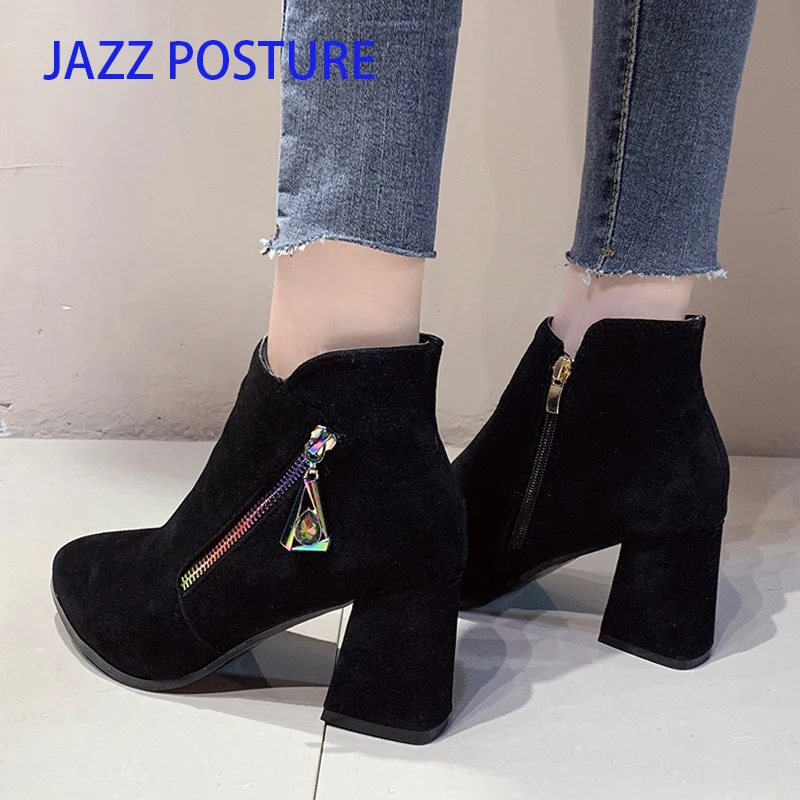 Женские замшевые ботинки на низком каблуке однотонные ботильоны с острым носком