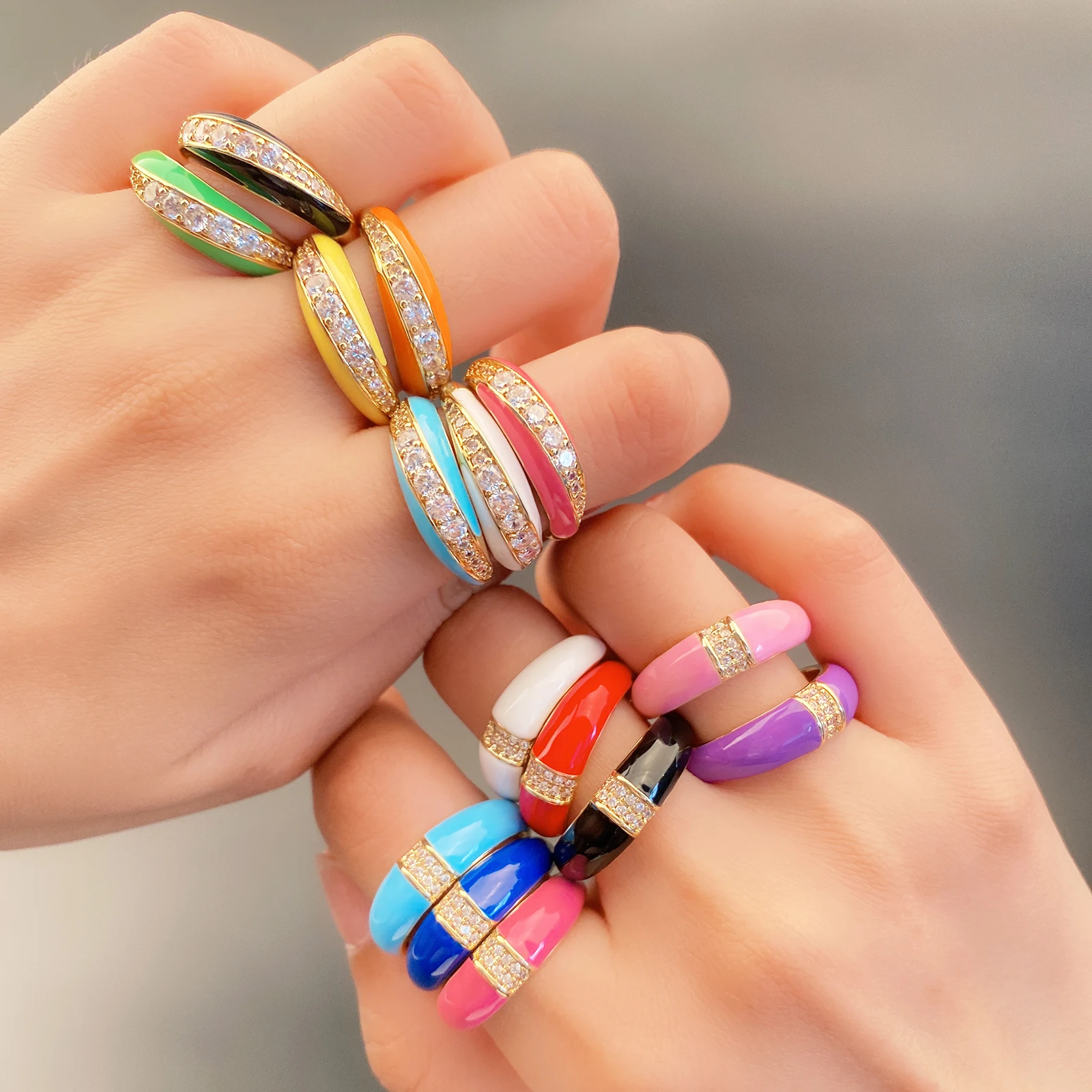 Фото Женское кольцо с эмалью и фианитом регулируемое обручальное разноцветным