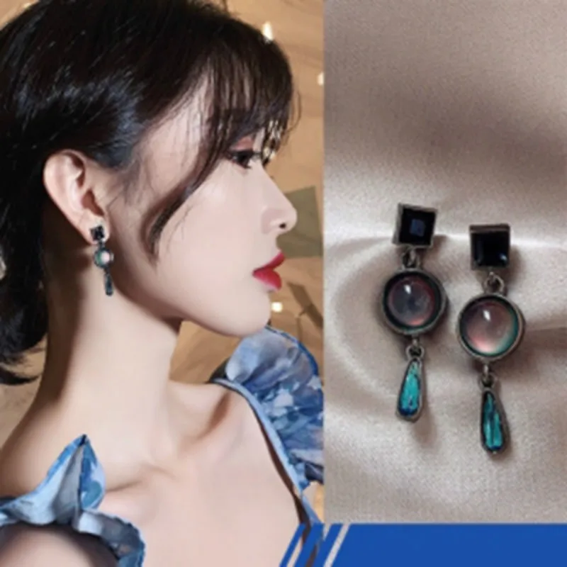 Модные женские серьги маленькие гвоздики из камня с опалом темпераментные