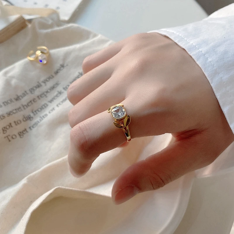 Кольцо женское из серебра 925 пробы с овальным цирконием в форме яйца|Кольца| |