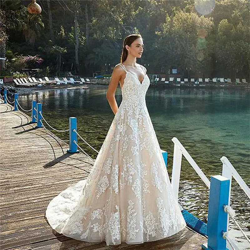 

Sexy Spaghetti Strips A-Line Lace Appliques Wedding Dress Bridal Gowns Vintage Court Train Bridal Gowns Fashionable Robe Beach