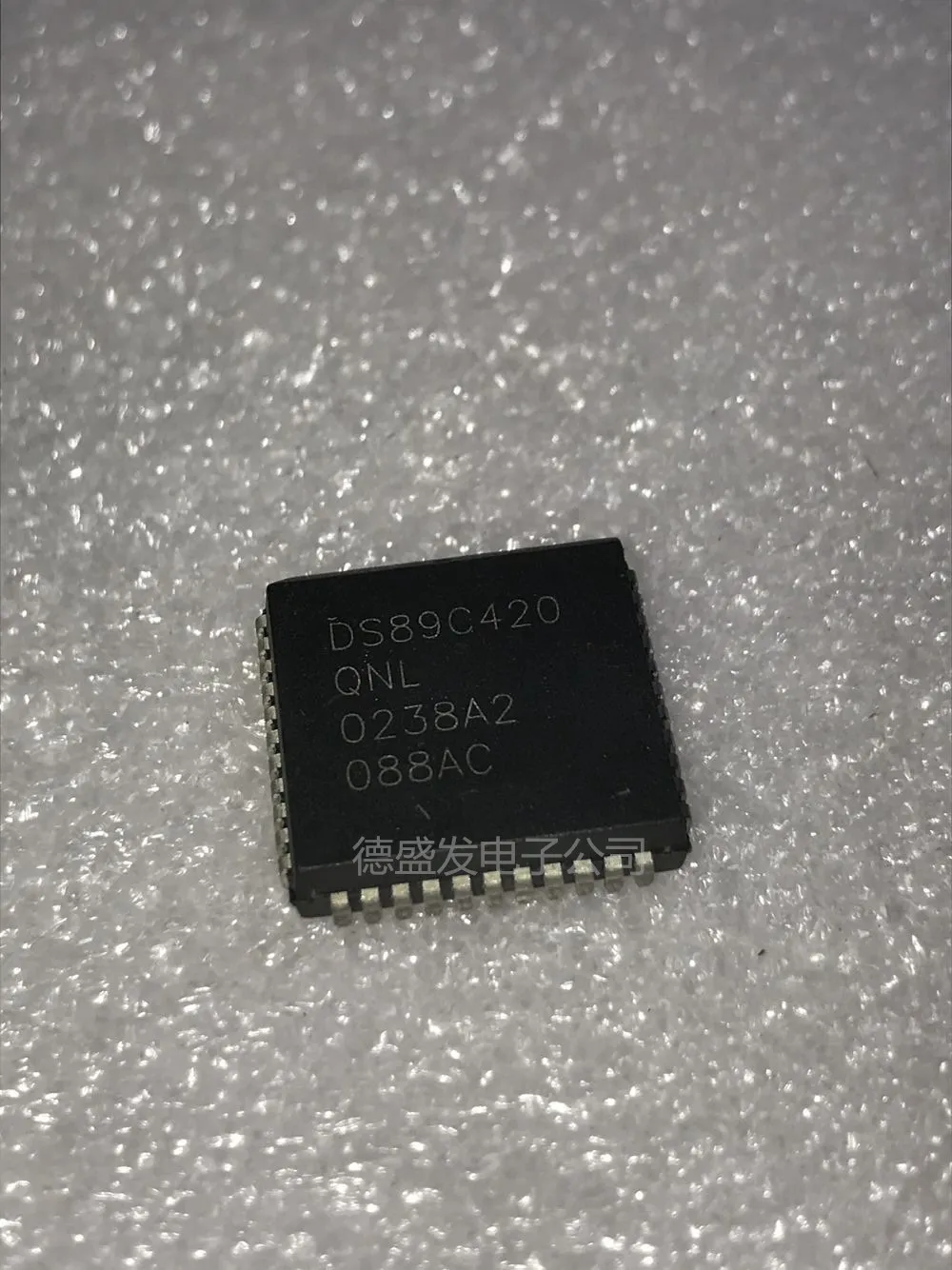 

Бесплатная доставка DS89C420QNL DS89C420 PLCC44
