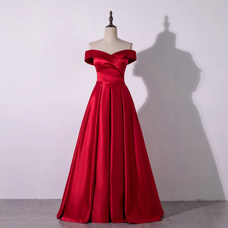 Простые красные атласные длинные платья с открытыми плечами для выпускного
