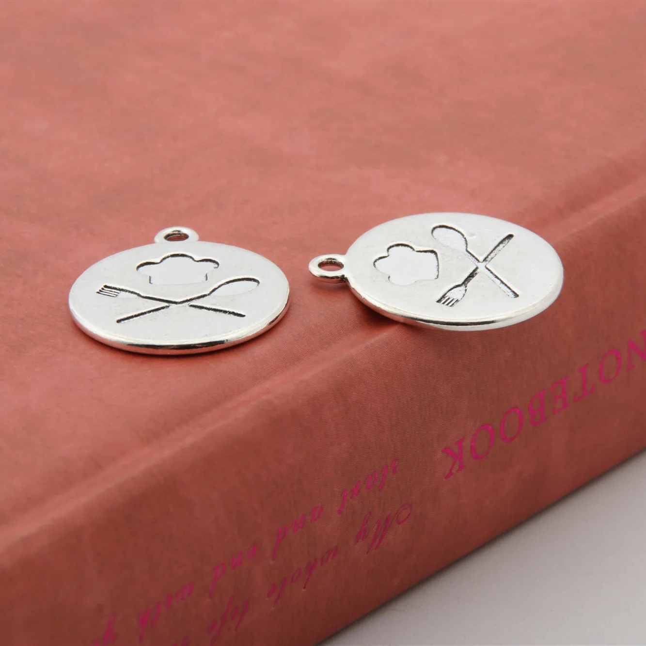 10 шт. серебряный цвет круглая форма шляпа шеф-повара амулеты в поисках посуды