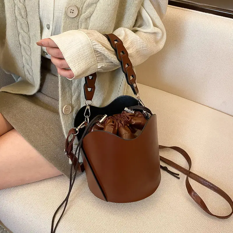 

New Western-style pop bucket small bag female 2021 Korean version fashion trend all-in-one shoulder sloping cross bag