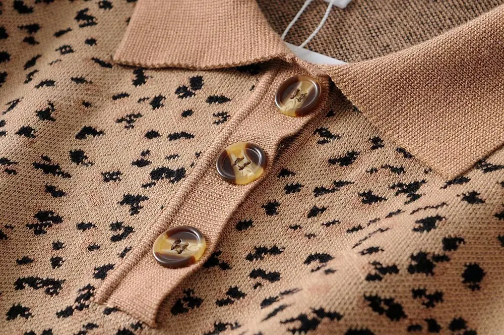 Женский трикотажный топ поло укороченный с леопардовым принтом разрезом на