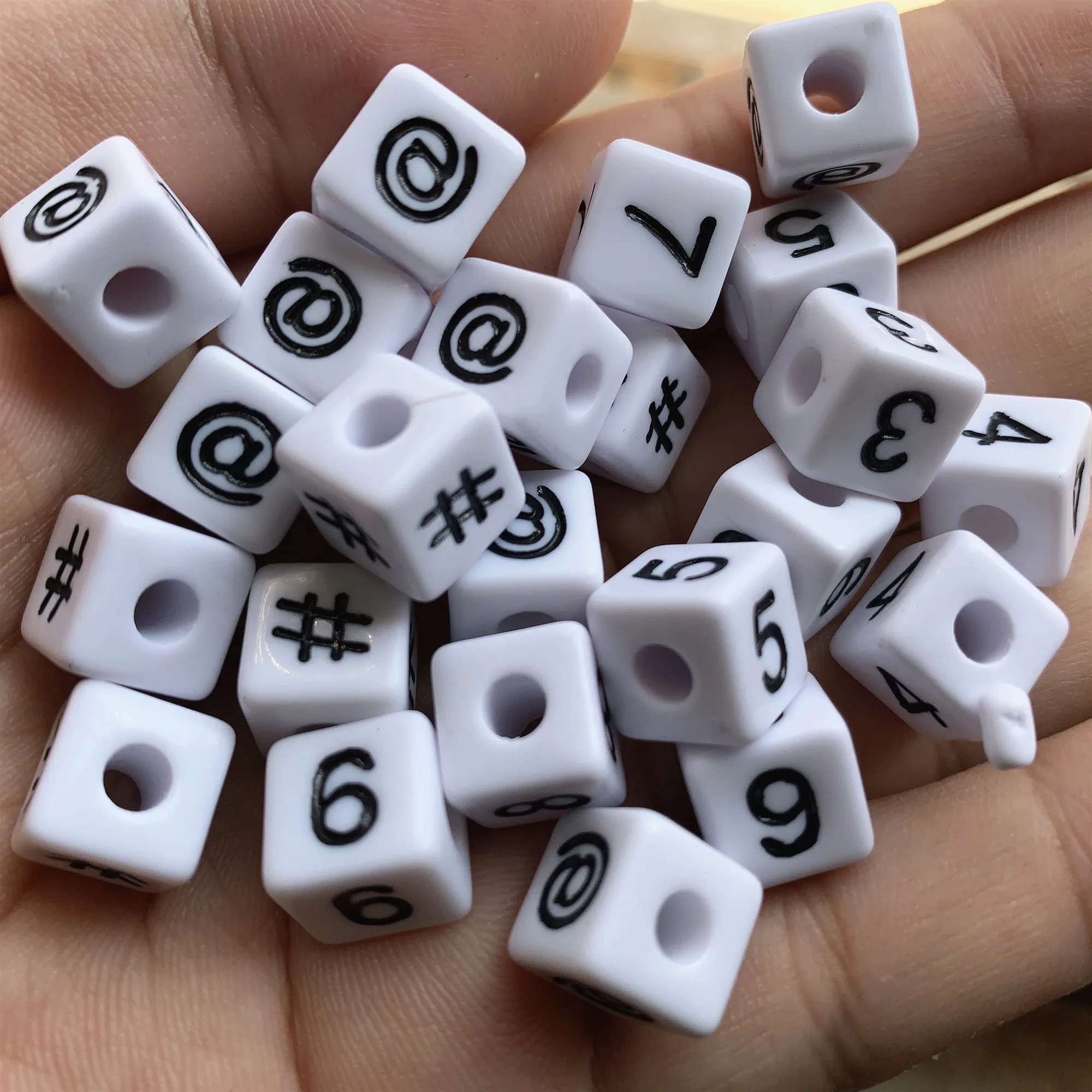 10 мм кубические акриловые бусины с цифрами 15 шт./лот белые черной печатью