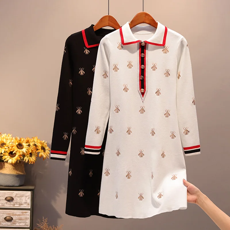 Взлетно-посадочной полосы золотистого цвета с вышитыми пчелками вязанное платье