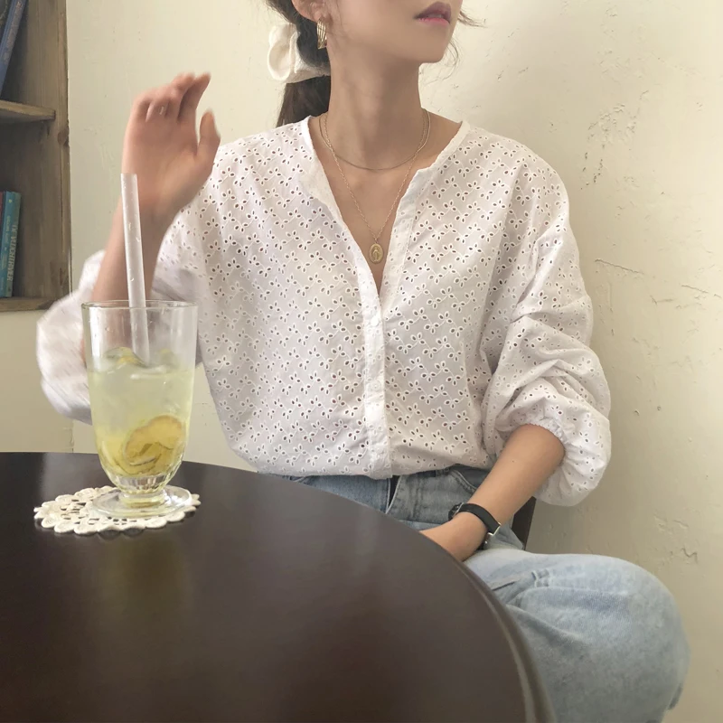 Блузка женская однобортная свободного покроя с круглым вырезом и