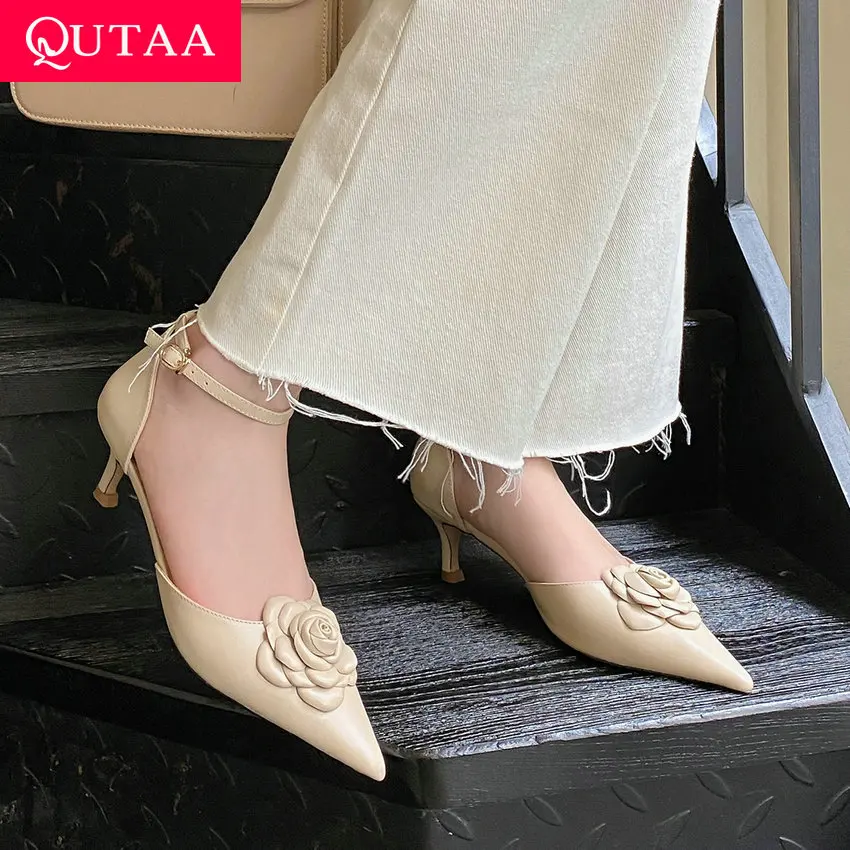 

QUTAA/2021 г. Женские туфли-лодочки из натуральной кожи с острым носком и цветком босоножки на тонком каблуке с пряжкой и ремешком на щиколотке э...