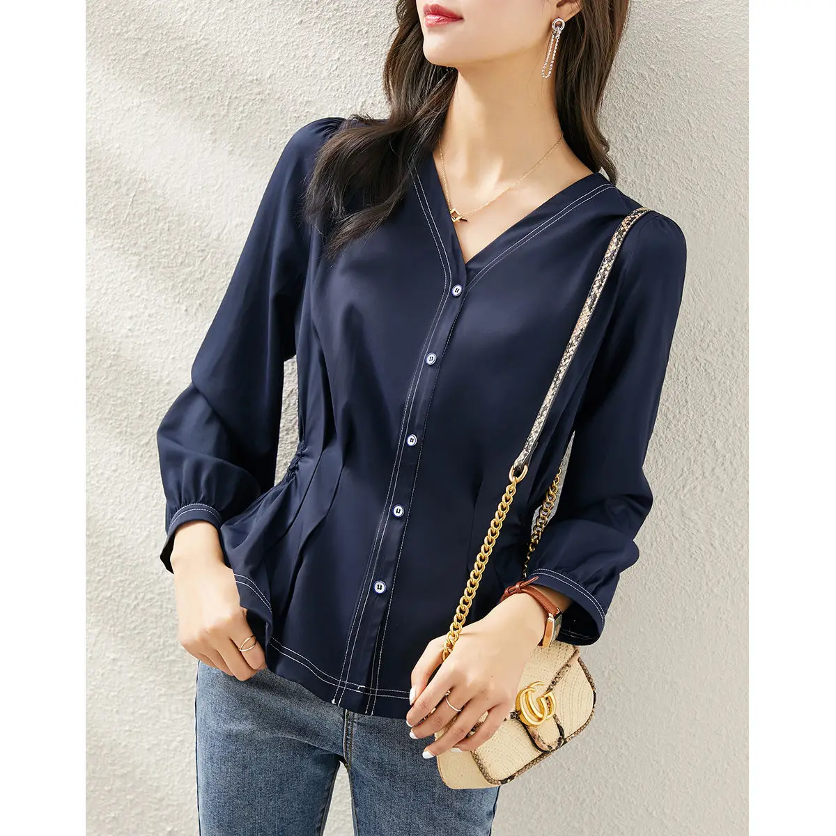 

New V-neck versatile shirt for 2021 spring and summer