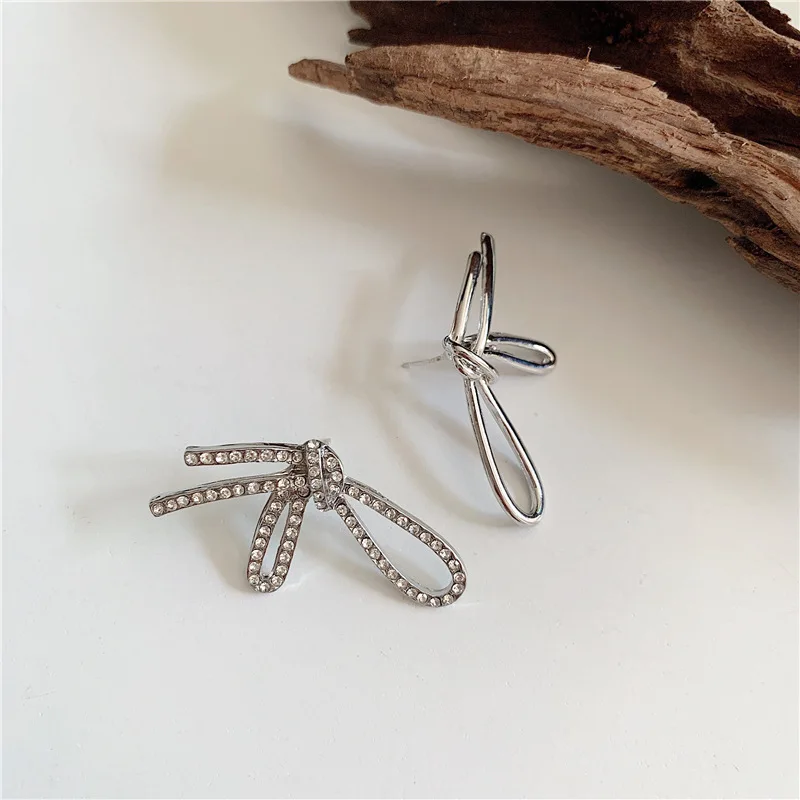 silver GHIDBK, полые в форме бабочки, проводные асимметричные серьги-гвоздики, серьги ручной работы, изящные стразы с бантиком, серьги, красивые несимметричные серьги - Окраска металла: silver