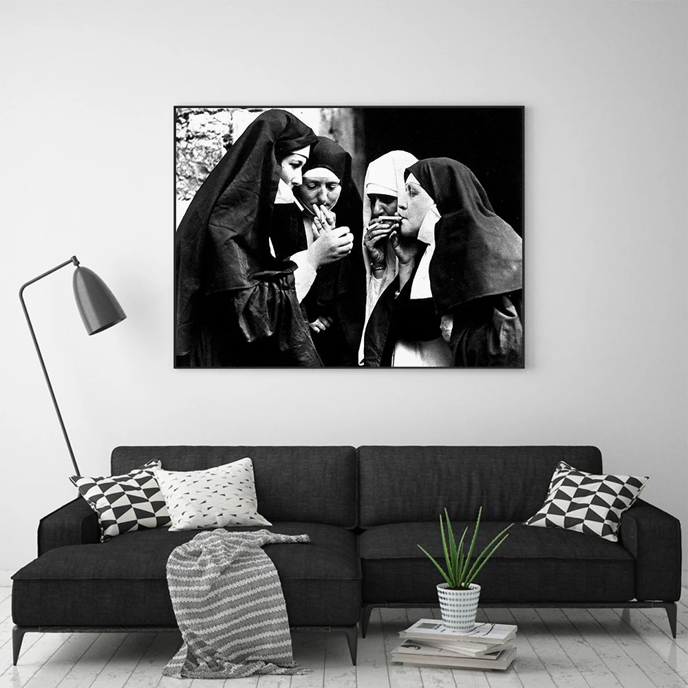 Черно-белый плакат с винтажными фотографиями курительных монахин забавная
